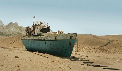 Kép a Waiting for the Sea (A tengerre várva) című kazah filmből