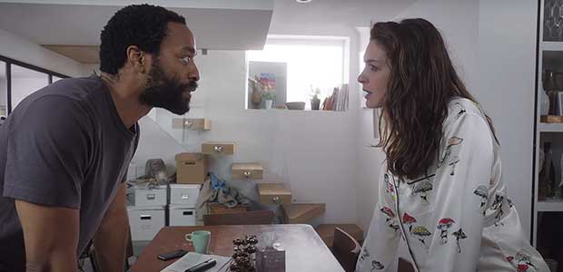 Chiwetel Ejiofor és Anne Hathaway a Korona meló (Locked Down) című filmben
